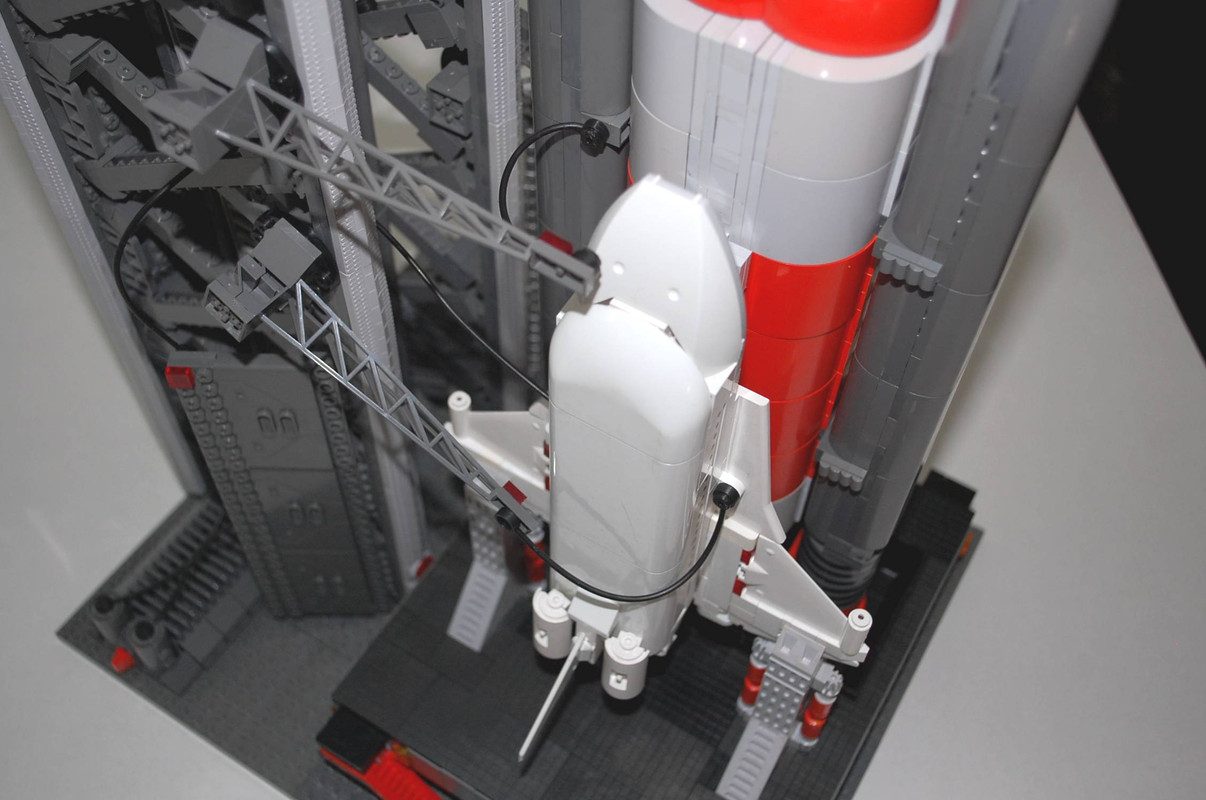 Lanzadera Challenger y torre de lanzamiento 01