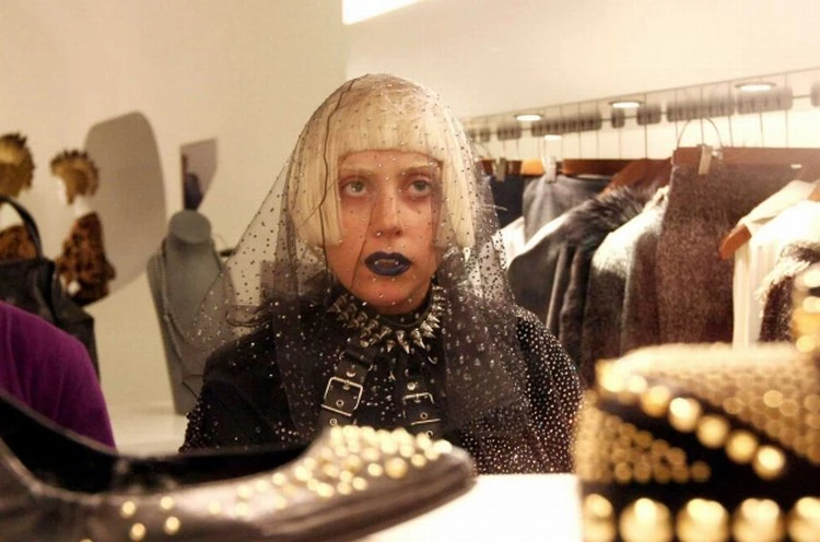 12-3-10-At-Chanel-Store-in-Milan-001.web