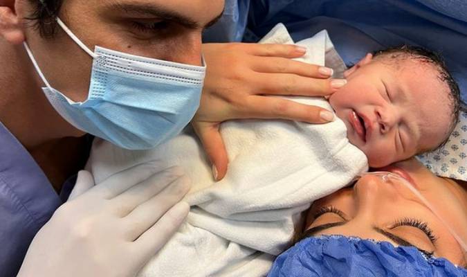 Hija de Ximena Navarrete porta corona de reina de belleza