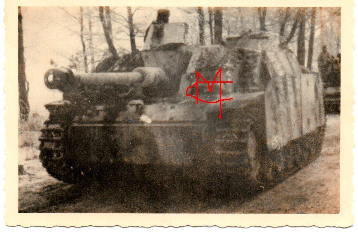 Deutsche Sturmgeschütz mit Seitenschürzen Wintertarn Camo 1944