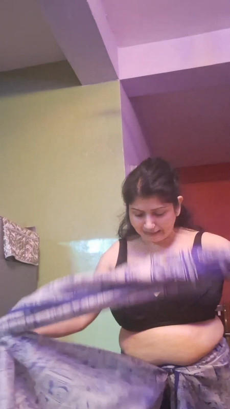 Busty bengali Aunty Huge breast and Navel in Black Blouse and Saree.mp4_snapshot_00.25.383