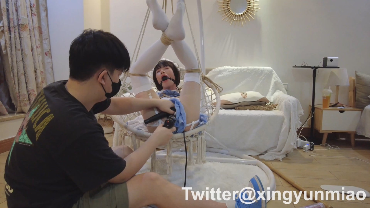 鹿角与猫爪 吊篮上翘起PP的白丝女仆爪爪.mp4_20211025_185215.045