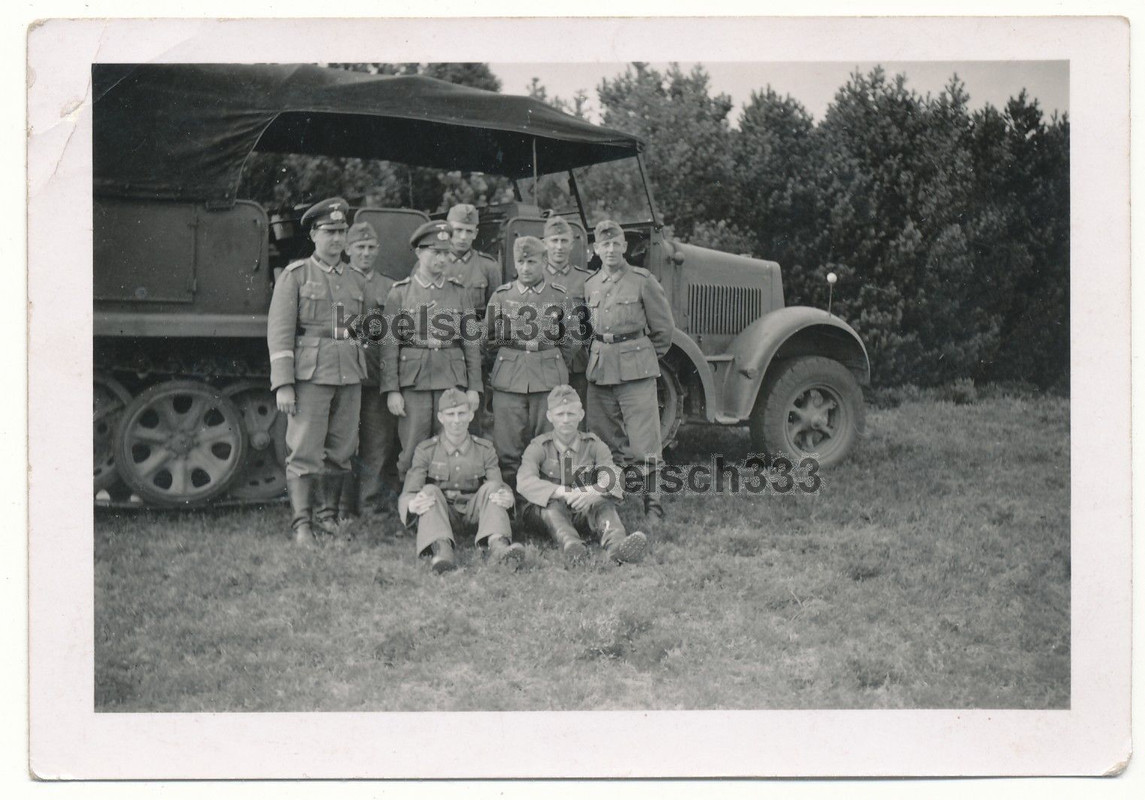 Foto Spieß mit Soldaten vor Panzer Halbkette Art