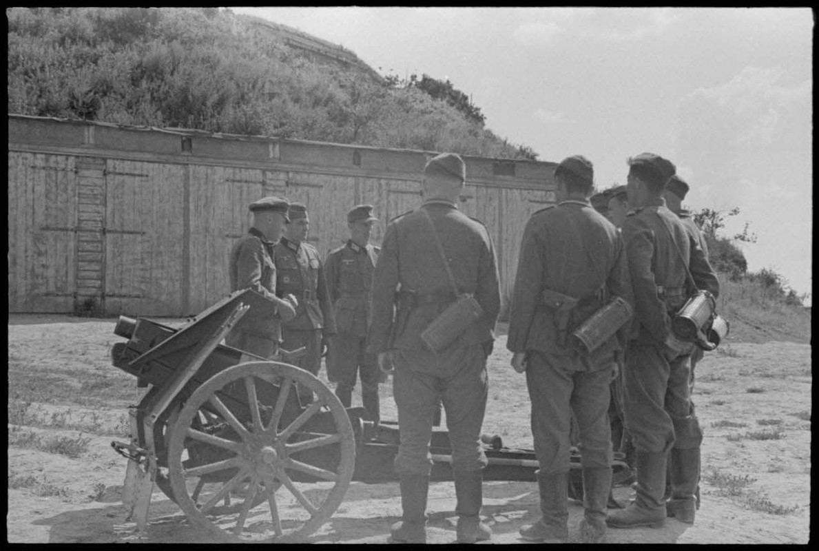 Instruction de fantassins sur une pièce de 7,5 cm leichtes Infanteriegeschütz 18 avec la présence du