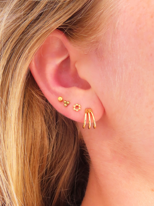 You can never have enough small studs. The Lori earring is inspired by the beautiful island Bali and immediately gives your earparty a bohemian touch. The stud can be combined endlessly, but above all they go very well together with the bohemian Daya and Blanca earrings.