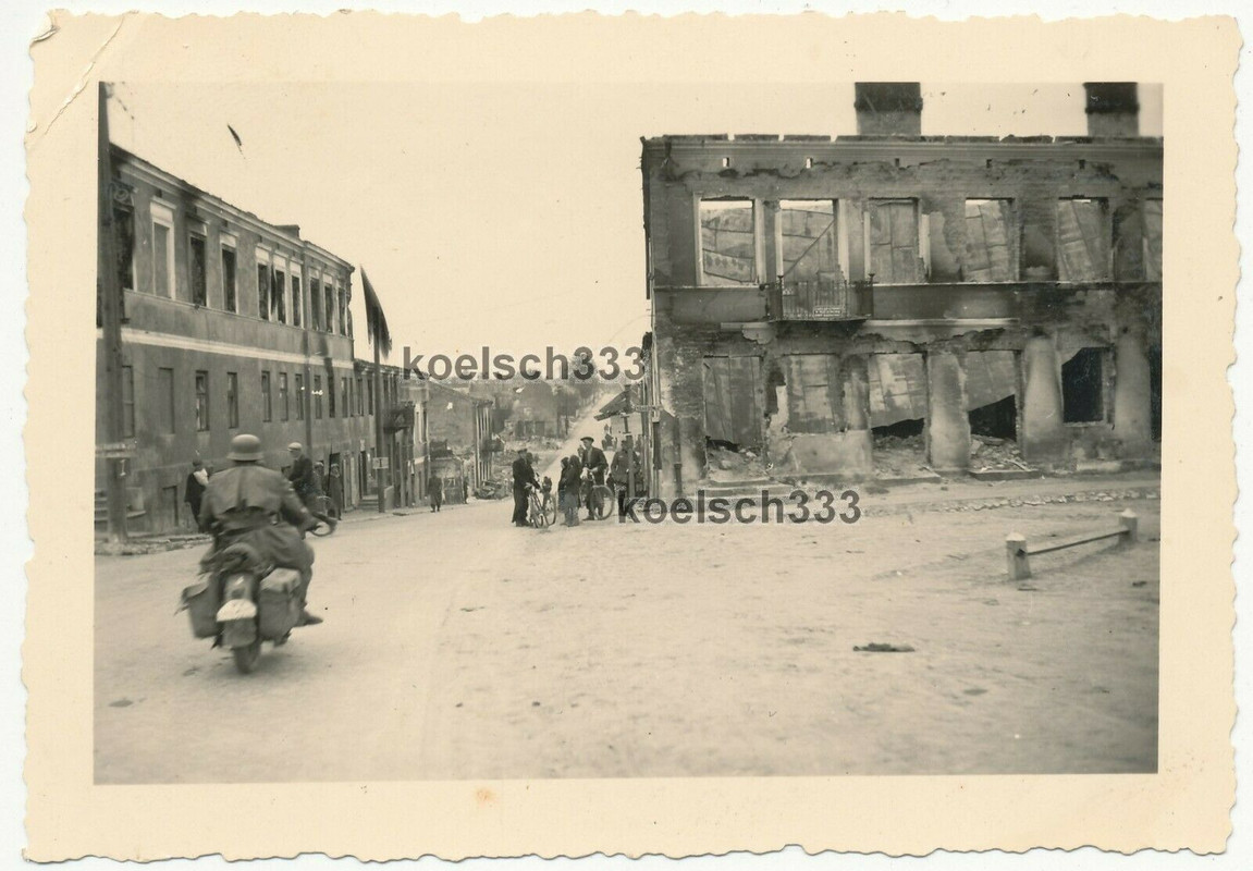 !Foto Kradschütze fährt durch die Ruinen Stadt Kutno in Polen 1939 Polenfeldzug