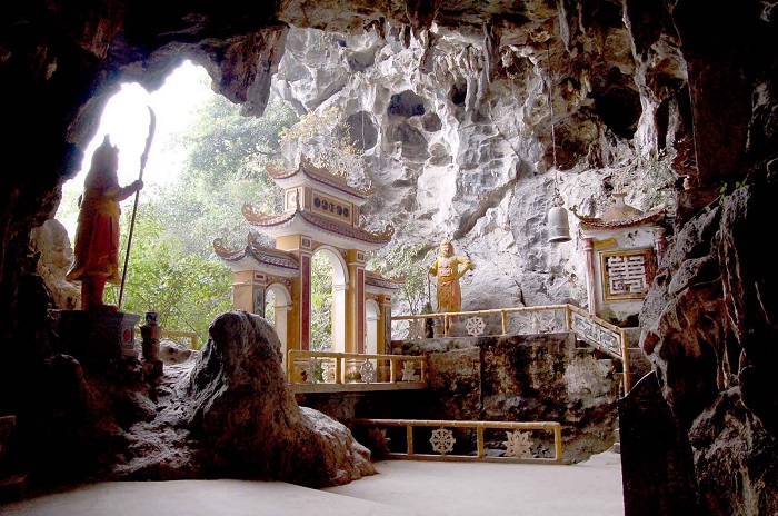 attractions Ninh Binh, Vietnam, Halong Bay on land, Bai Dinh, Van Long, Tam Coc, Bich Dong, Thung Nham