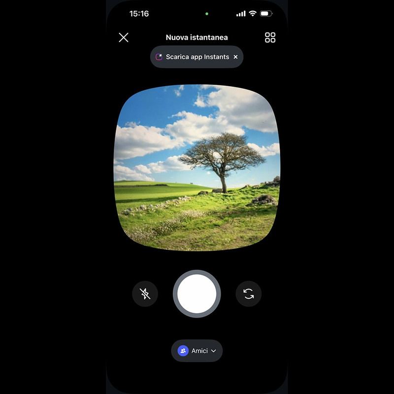 Primo piano dello smartphone con l'interfaccia della camera Instants attiva, che mostra il feedback della fotocamera e l'ologramma della regola '1 Visualizzazione Unica'