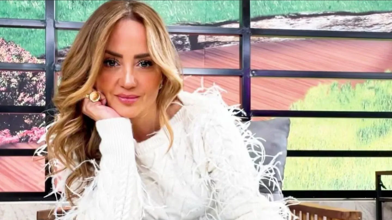 Tras amorÃo con ejecutivo, Andrea Legarreta recibe costoso regalo de misterioso galán