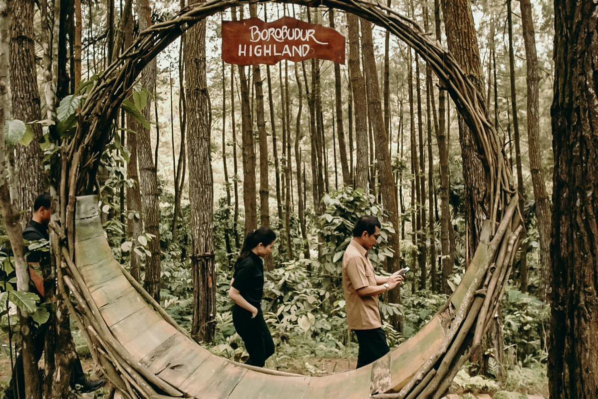 Menparekraf Wishnutama dan Wamenparekraf Angela Tanoesoedibjo di sekitar Borobudur Highland, Kamis (19/12/2019).