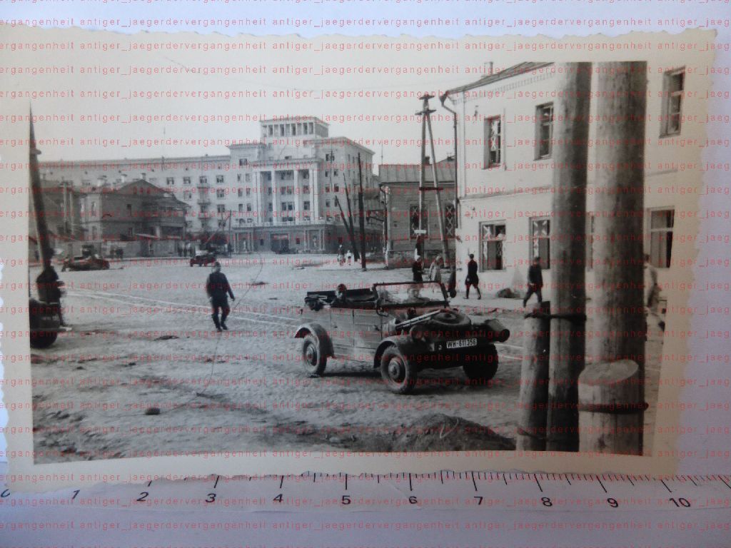 Foto 2.WK VW Kübelwagen Typ 82 vor zerstörter Stadt Balkan Ukrai