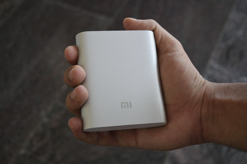 Ilustrasi powerbank, peralatan yang akan membantu saat solo traveling.