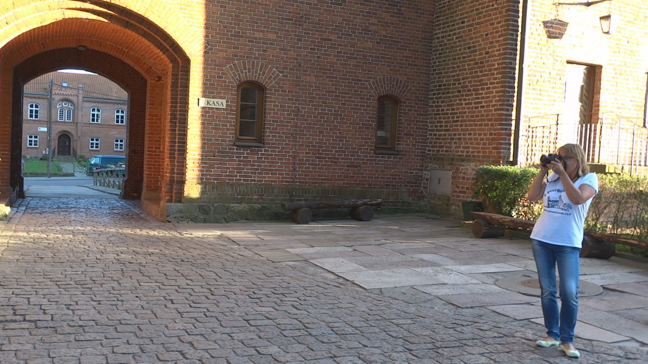 33.18 - Scenku na katedralnym dziedzińcu_001692