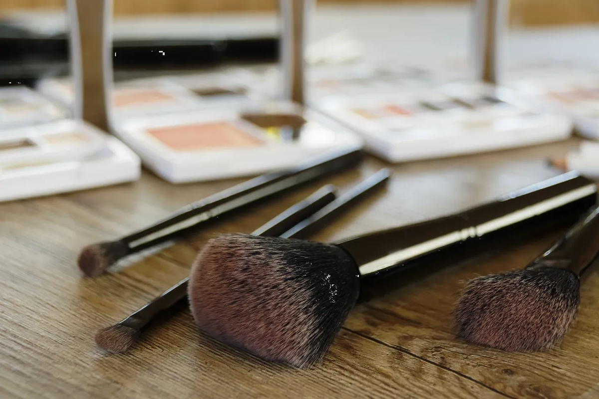 Aplica esta técnica sencilla para limpiar tus brochas de maquillaje