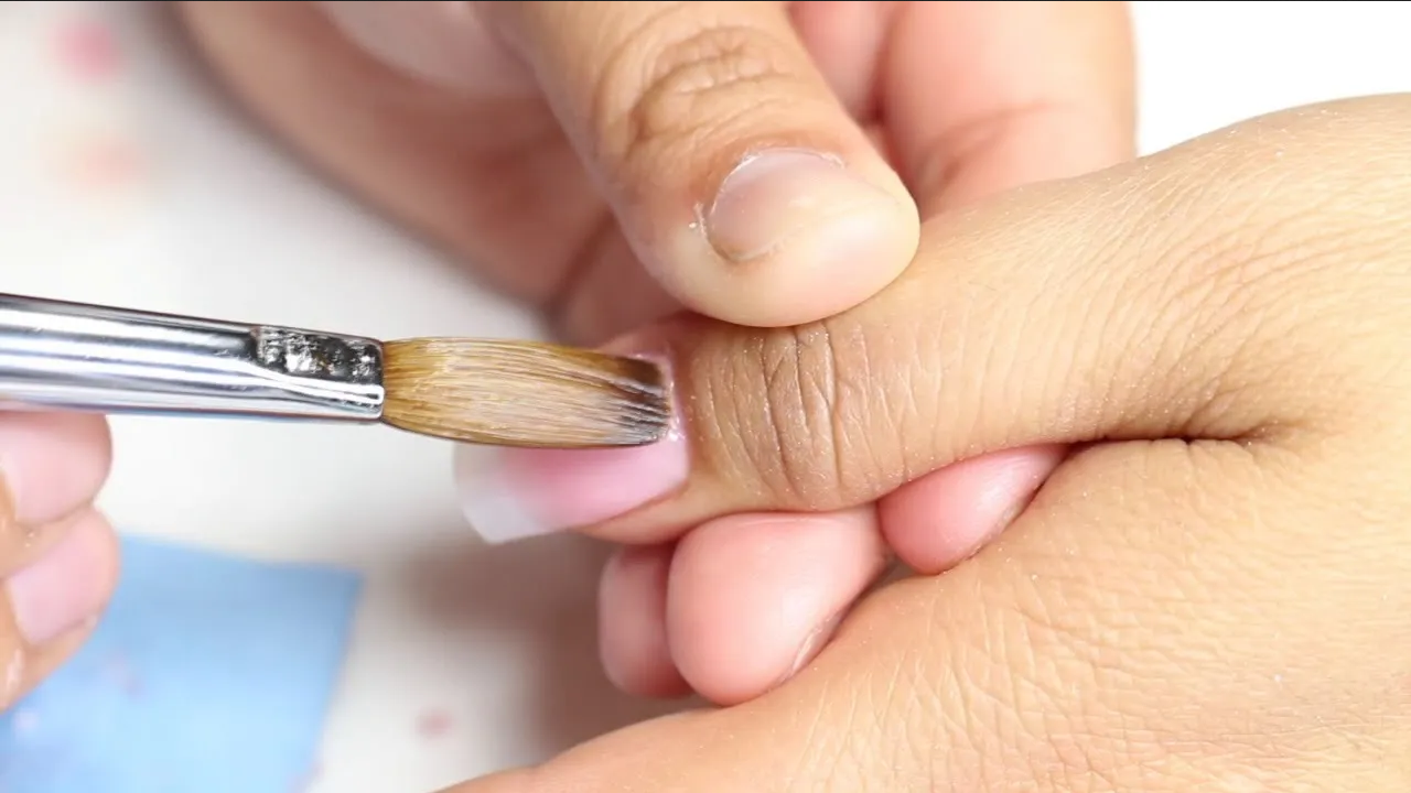 Uñas Acrílicas Naturales: Guía Paso a Paso con Materiales y Diseños