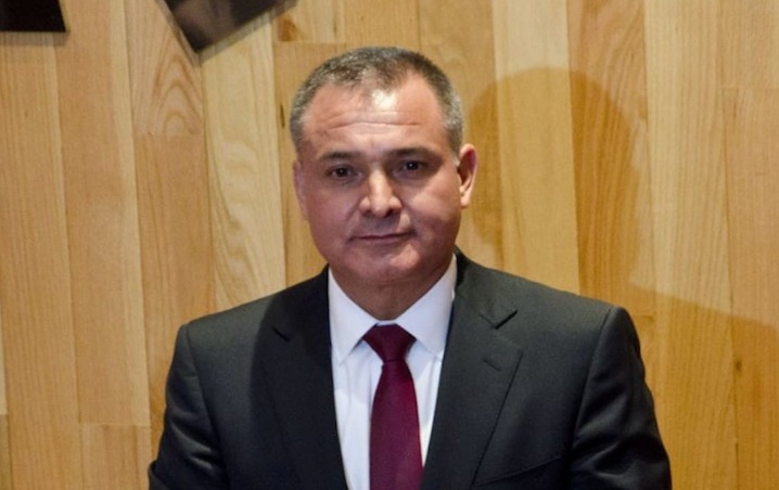 Pedófilo ruso engañó a García Luna para sacarle información; comparten celda