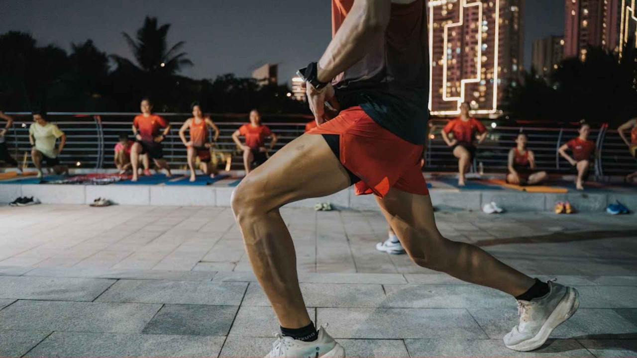 Lunge mở hông có kiểm soát — một drill active mobility điển hình trong buổi tập tại Active Fox