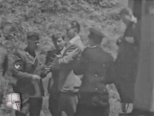Momento en que Koch desciende del furgón celular como quien se apea del autobús. El policía que vemos a la izquierda le quita las esposas