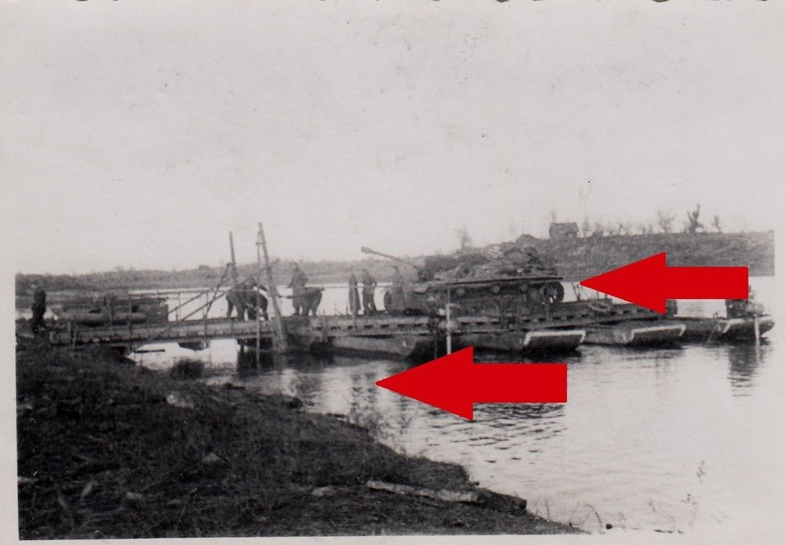 Foto Fähre auf dem Lowat Langrohr Panzer wird übergestzt.