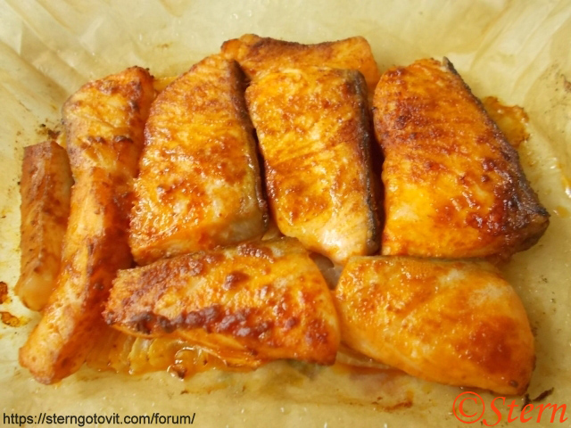 Лосось на луковой подушке в аэрогриле