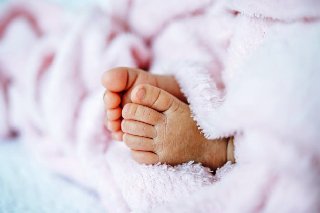 thanh - Thơ hoạ Nguyễn Thành Sáng & Tam Muội (1952) Newborn-baby-feet-white-blanket-1150-19539