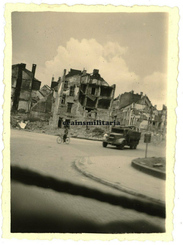 US Foto Einmarsch GI Lkw in zerstörtes AACHEN 1945