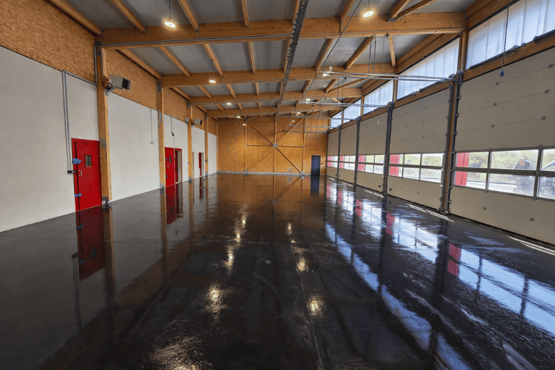 Dallage de bâtiment intérieur avec quartz gris, joints remplis et bouche-pores