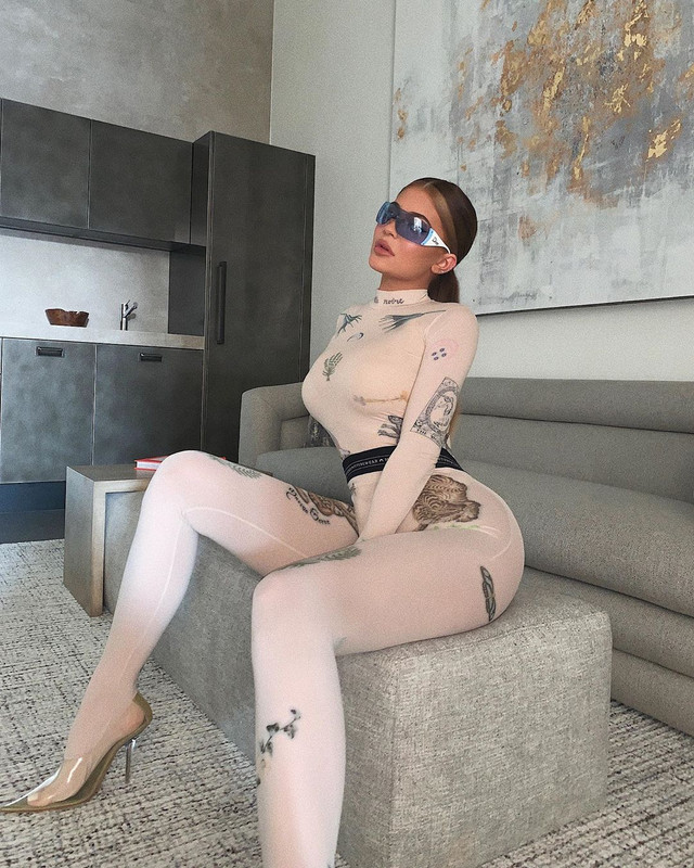 7 Potret #DiRumahAja ala Kylie Jenner, fashionable dan kece abis