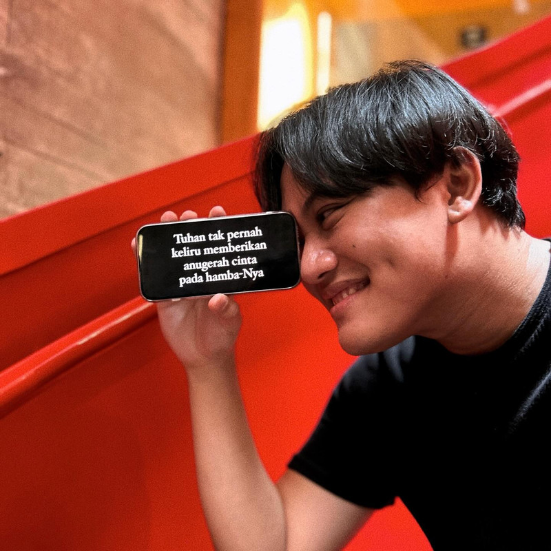 Pesona Rizky Febian di usia yang kian matang.