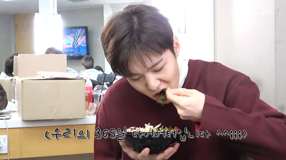 Changsub eats salad