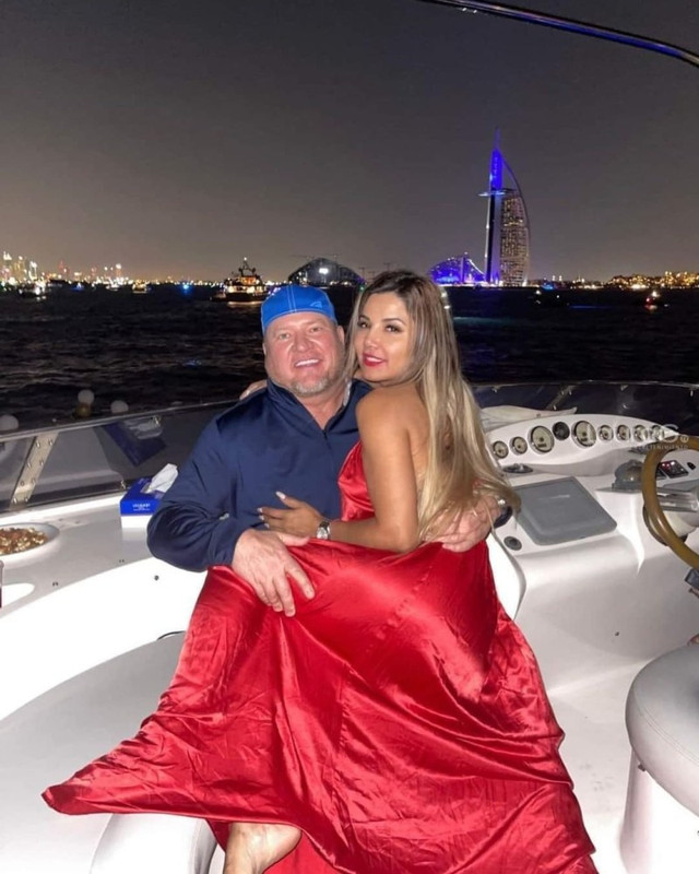 Aleida Núñez presume cuerpazo desde lujoso auto Ferrari ¿Regalo de su novio rico?