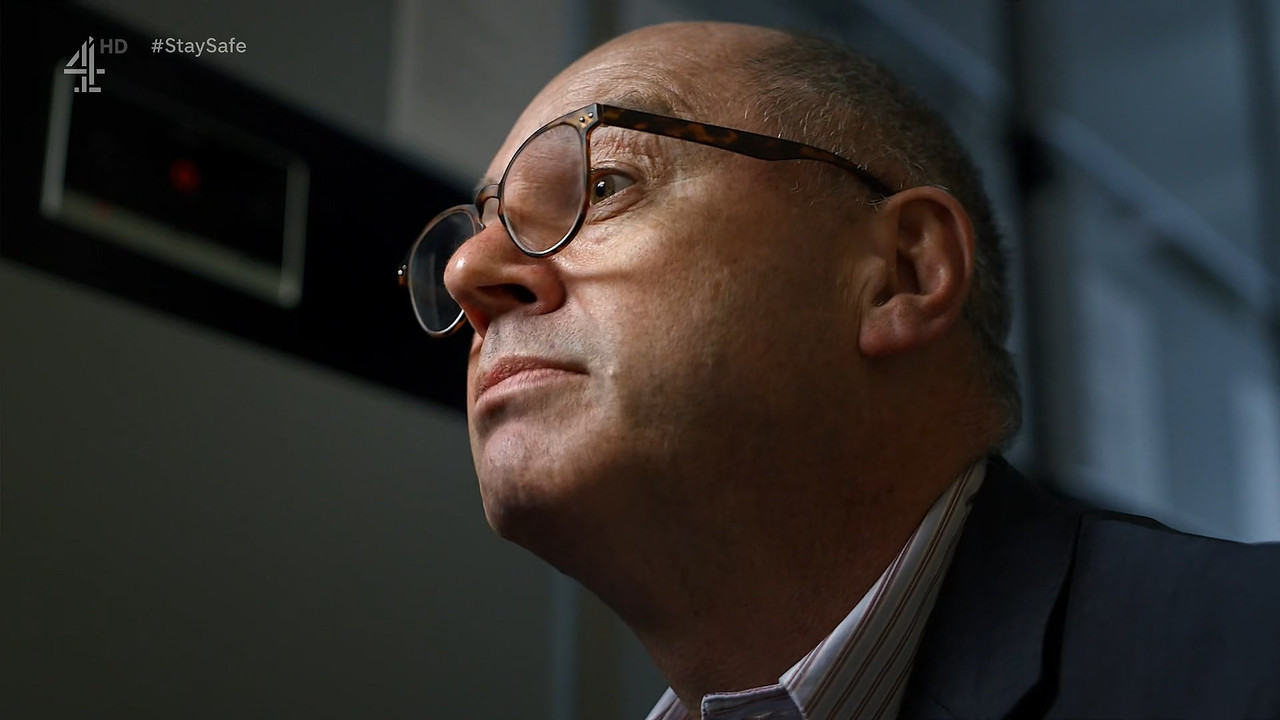 [HR] The Queen and the Coup [Ch4 HD 1080p x265]_03