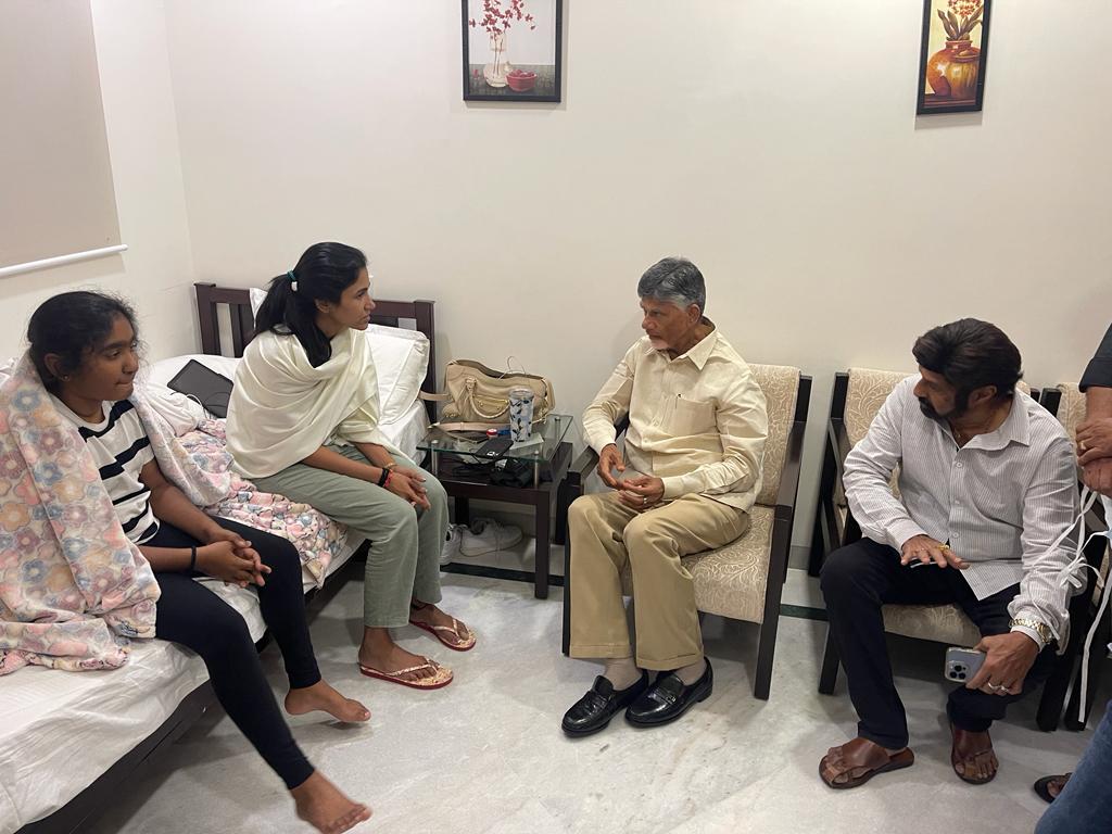 తారకరత్న భార్య కూతురుతో చంద్రబాబు బాలకృష్ణ తారకరత్న భార్య కూతురుతో చంద్రబాబు బాలకృష్ణ
