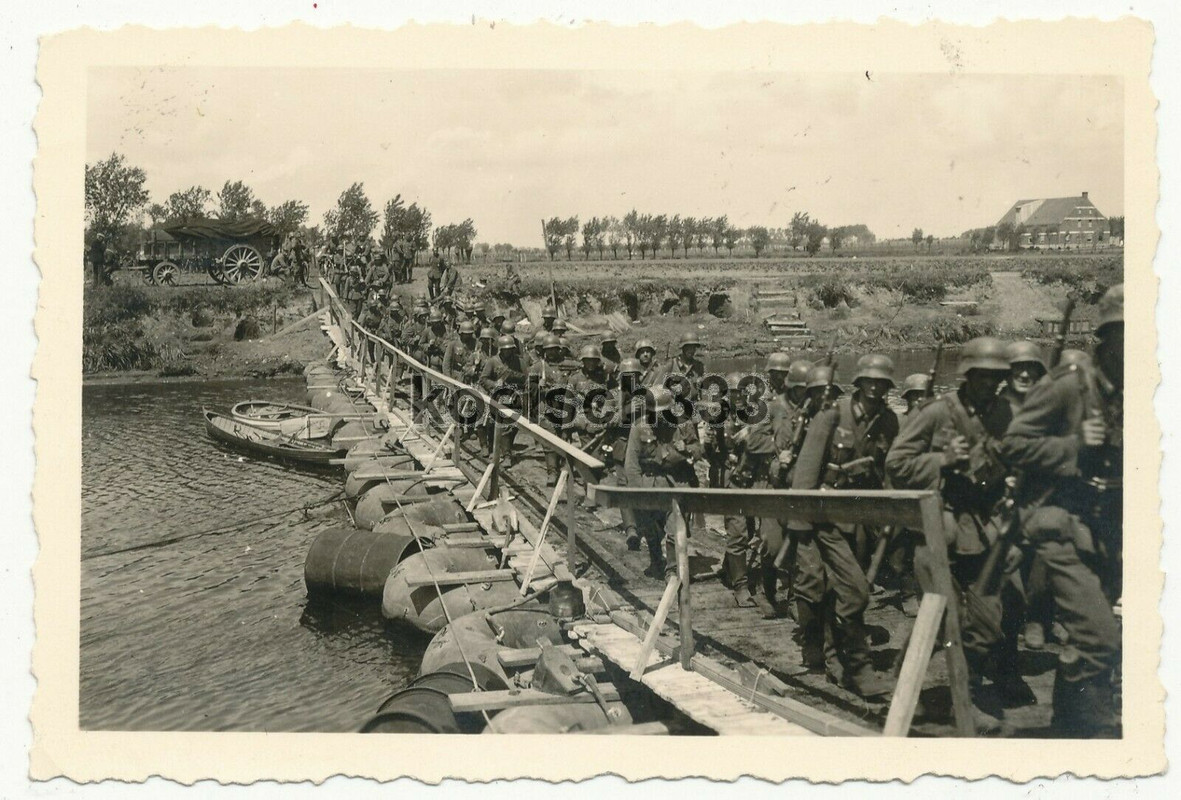 Foto Soldaten der Wehrmacht auf einer Floßsack Kriegsbrücke an der Westfront
