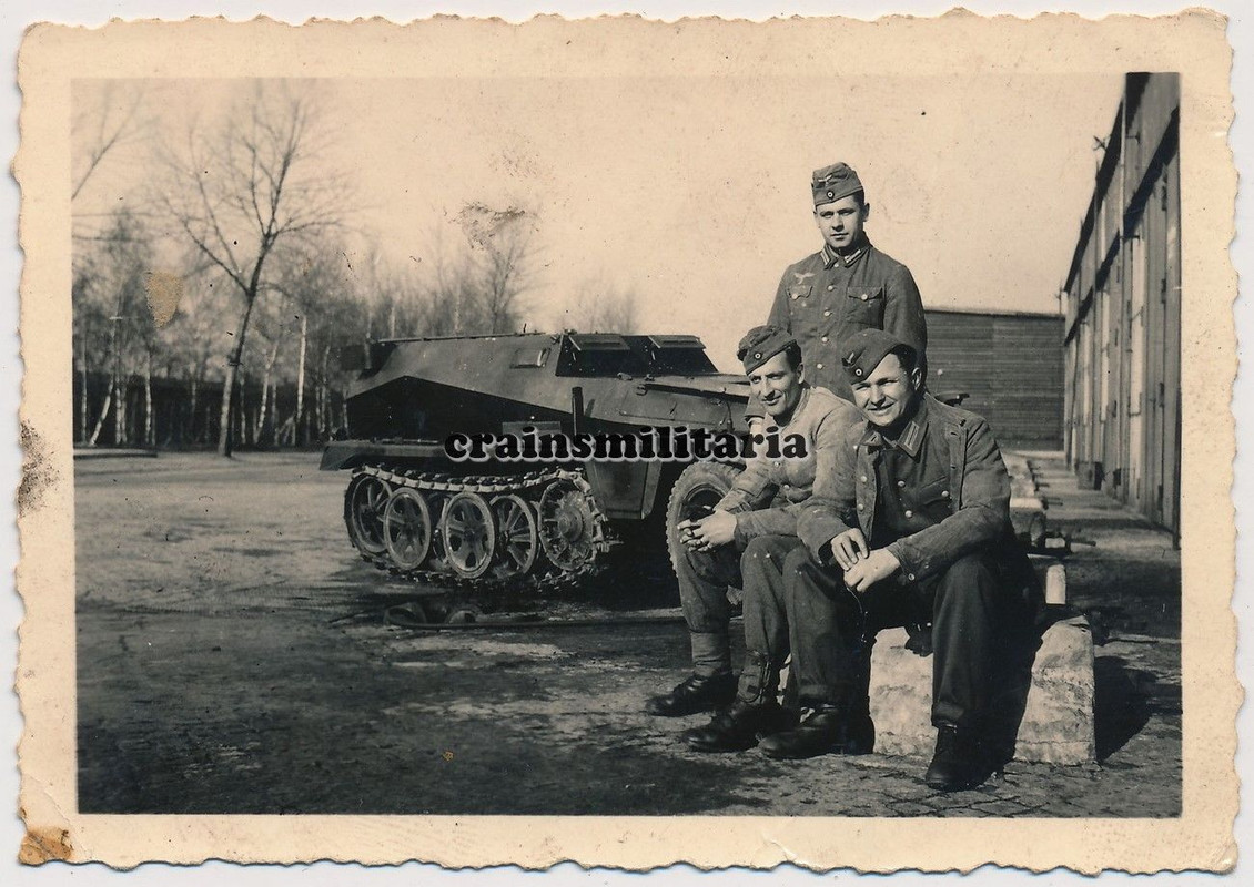 Orig. Foto Soldaten mit SdKfz 251 Panzerspähwagen Panzer in JÜTE