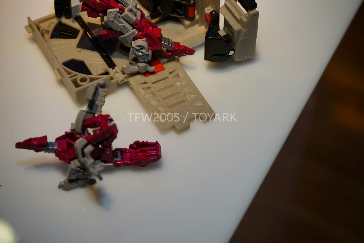 NYCC2015-Transformers-Closer-Look-022