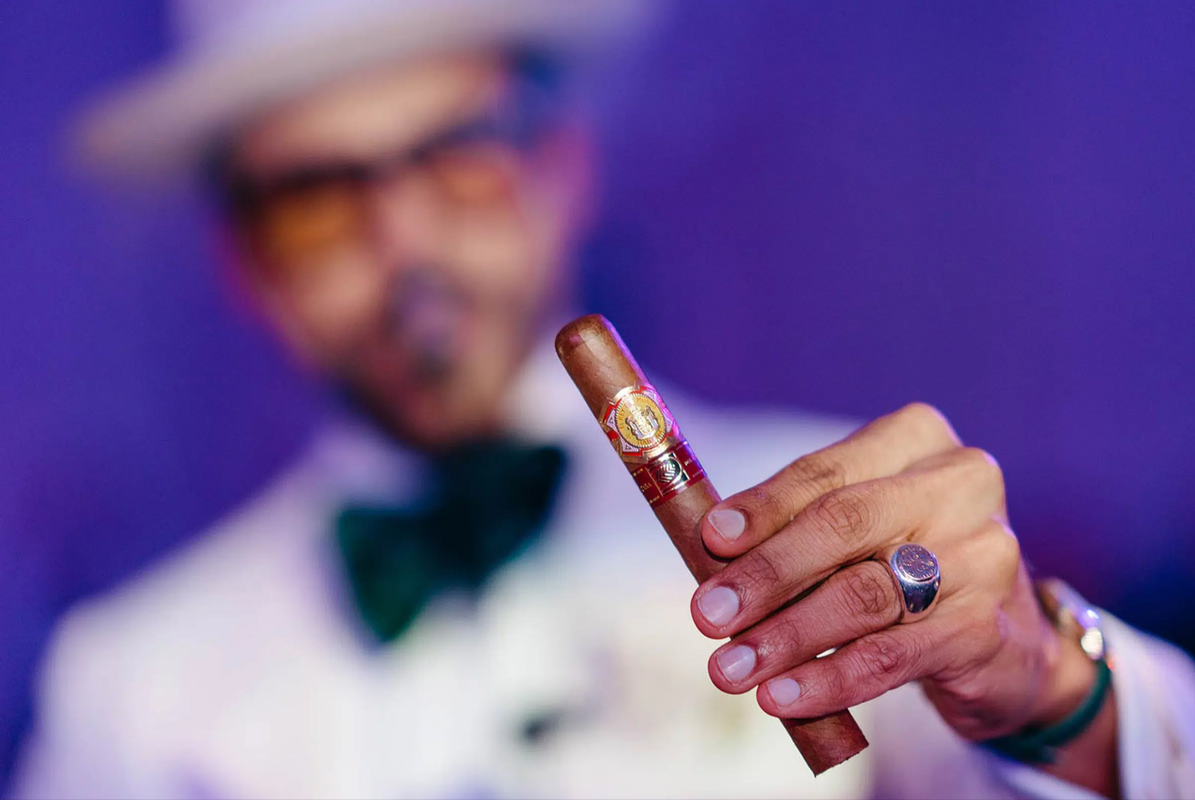 El-Rey-Del-Mundo-Royal-Series-jpg-webp-2400×1600-