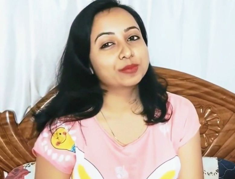 Hot desi bhabhi showing her tummy teasing nude video