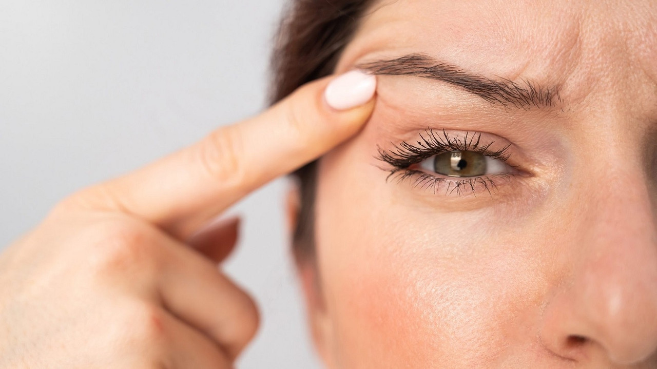 ¿Cómo aplicar sombras con párpado caído? Este tip de belleza te interesa