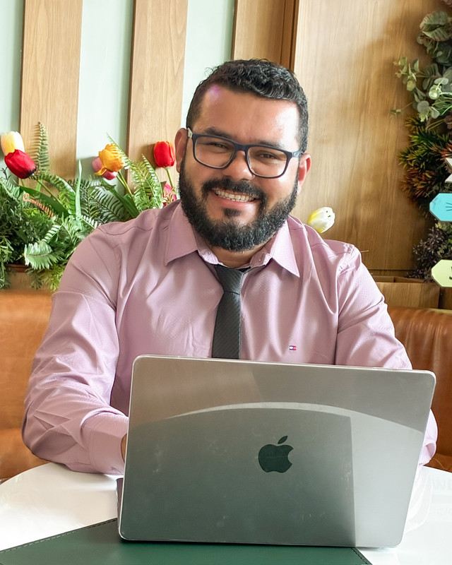 Dr. Carlos Oliveira em atendimento — advogado em Belém do Pará