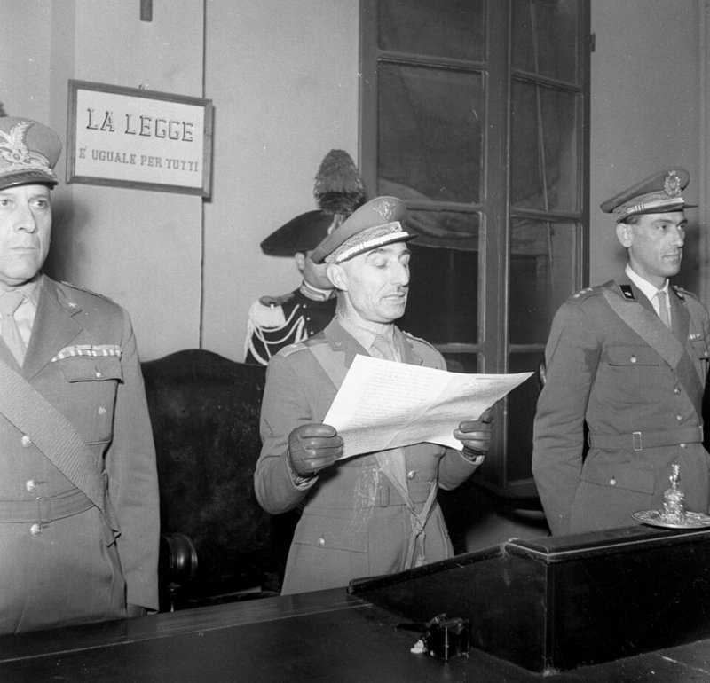  Bolonia, 31 de octubre de 1951, el general de brigada Paolo Petroni lee la sentencia que condena a Walter Reder a cadena perpetua 