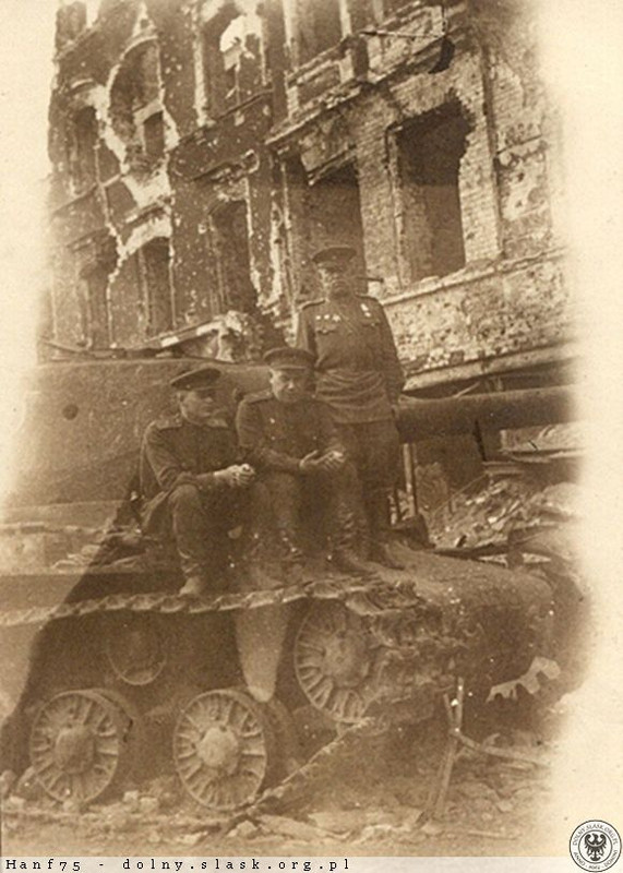 pl. Strzegomski, Wrocław - zdjęcia__9 maja 1945 r. Mjr Sawczenko, mjr Gołub i mjr Nawarow na zniszcz