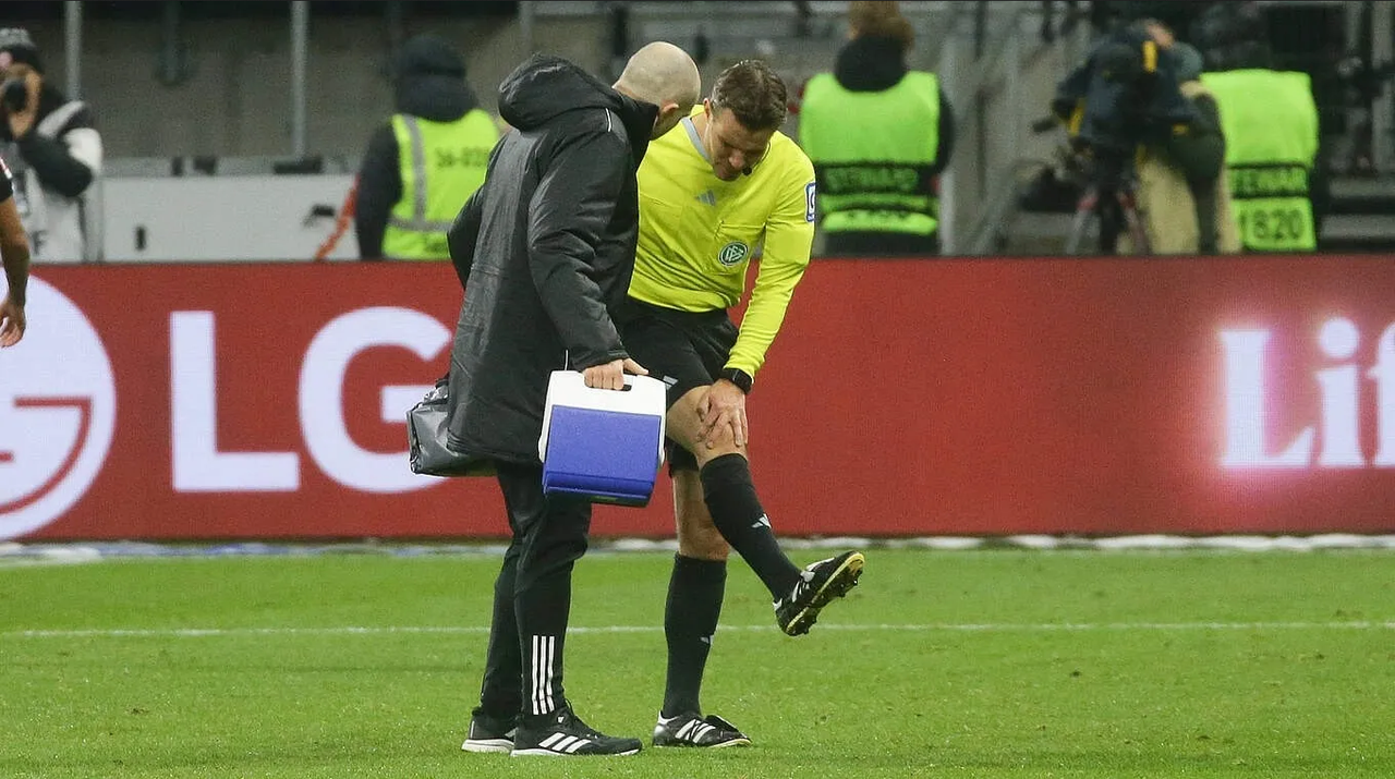 Video: Árbitro alemán sufre terrible lesión en partido de la Bundesliga