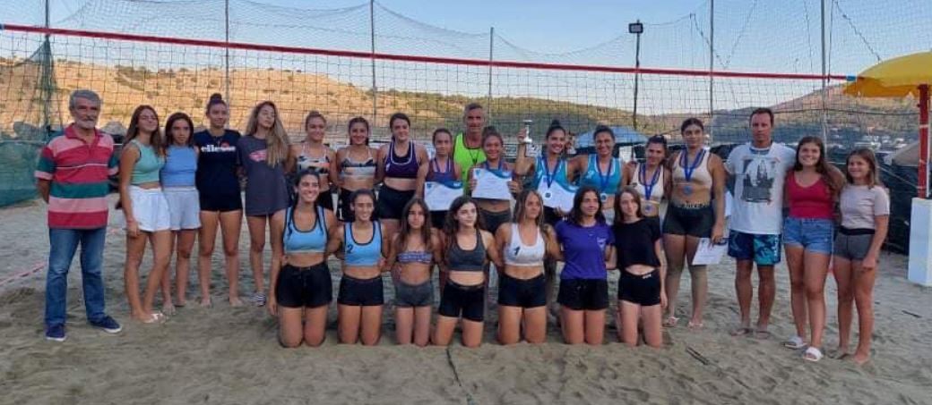 ΤΟΥΡΝΟΥΑ BEACH VOLLEY ΣΤΑ ΚΑΡΔΑΜΥΛΑ ΚΑΙ ΒΡΑΒΕΥΣΗ ΠΟΔΙΑ