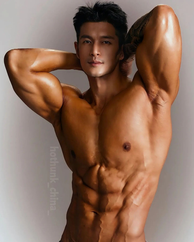 Photo by Chinese hunks 全球華男 on November 15, 2023. May be an image of one or more people, biceps and 