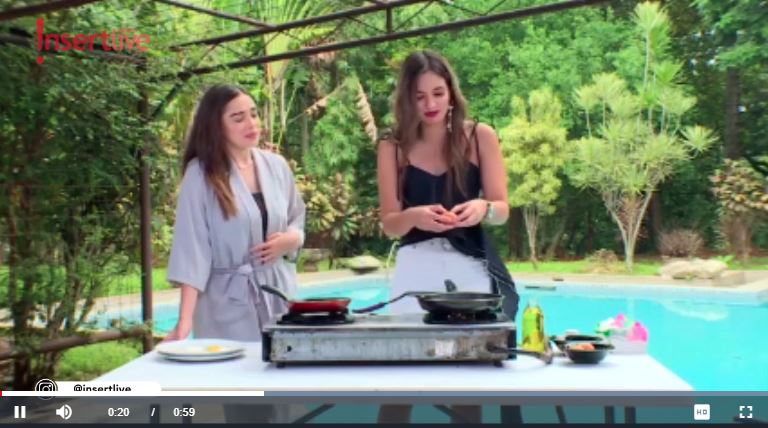 Nia Ramadhani memasak telur bareng Yasmine Wildblood