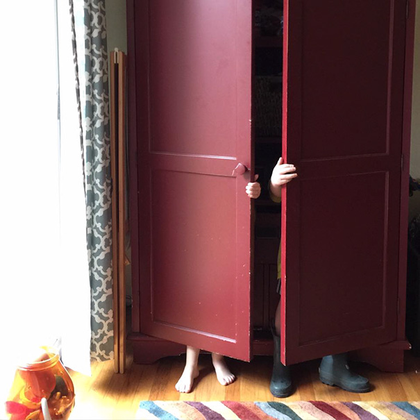 funny-kids-playing-hide-and-seek-262-605