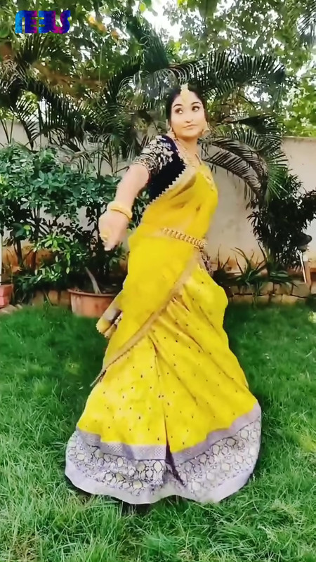 [Image: Gorgeous-Neelima-Glowing-in-Yellow-Saree...30-732.jpg]