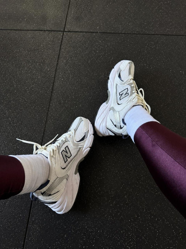 Foto de cliente usando los New Balance 530