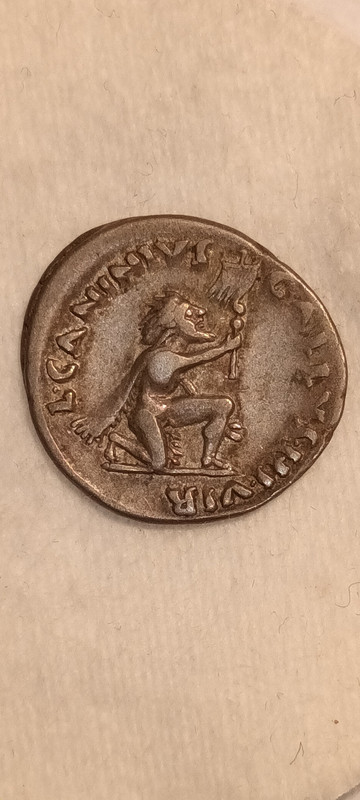 Denario de Augusto. L. CANINIVS GALLVS III. VIR. Guerrero bárbaro arrodillado a dcha. Roma. 20230516-203322